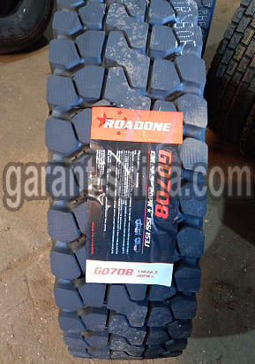 Roadone GD708 (привод-карьер) 13 R22.5 156/153J 20PR - Фото протектора с этикеткой вблизи